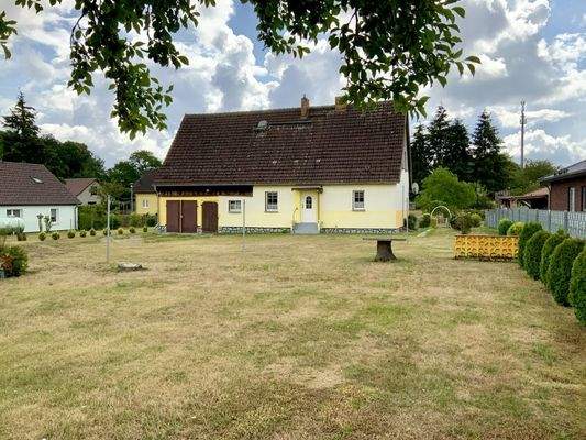 Blick vom Grundstück zum Haus