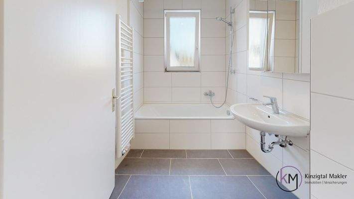 .. das Badezimmer mit Fenster