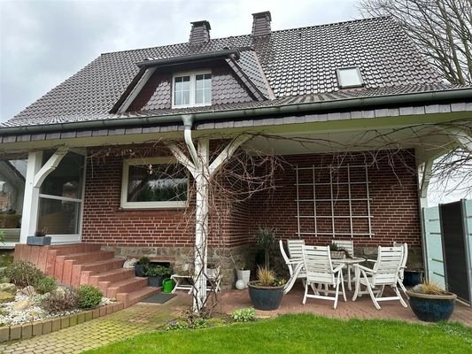 Die Gartenterrasse neben dem Wintergarten