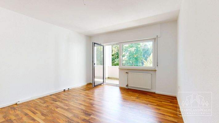 Schlafzimmer mit Übergang auf den Balkon