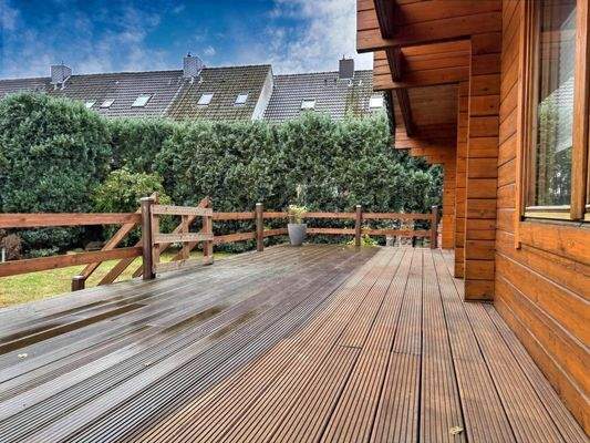 weitere Perspektive der sonnigen Terrasse