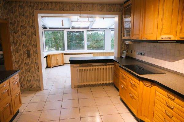 Küche mit Blick in den Wintergarten