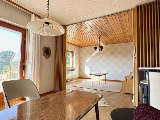 Wohnzimmer mit Verbindungstür