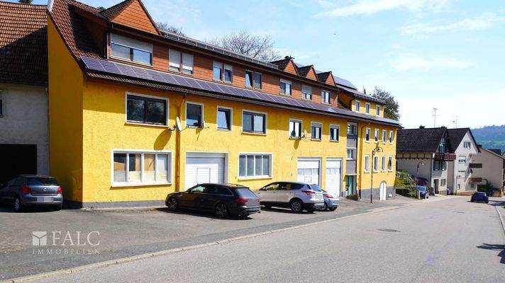 Stellplätze außen und in den Garagen