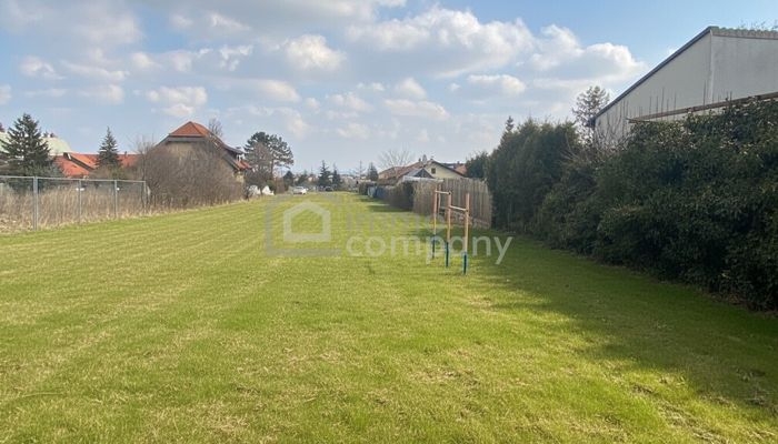 Blick vom Grundstück zur Strasse