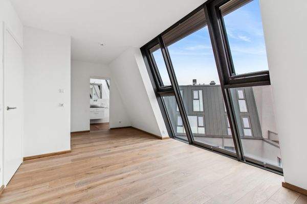 Großzügiges Schlafzimmer mit Bad en Suite und direktem Zugang auf die Loggia