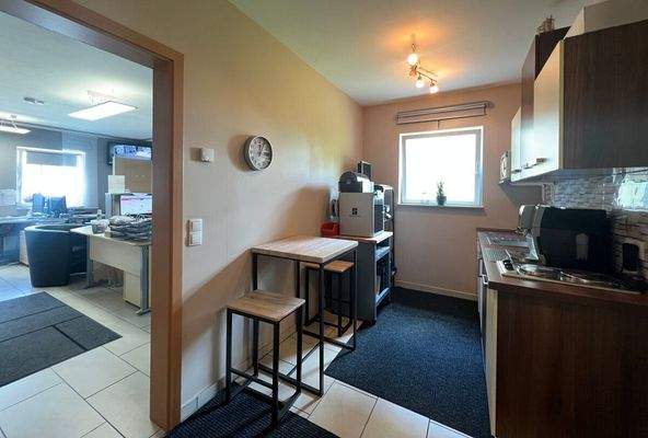 Blick ins Büro mit Mitarbeiterküche