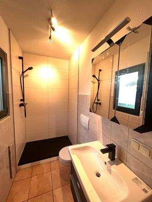 Gäste WC mit Dusche im EG