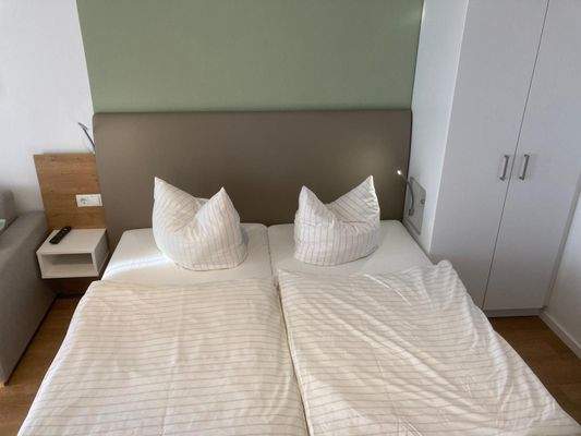 4-22-Bett Bild 2.jpg