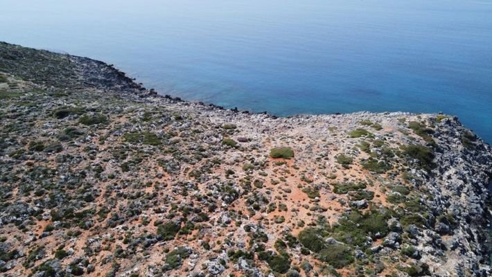 Kreta, Tersanas Chania: Grosses Grundstück, direkt am Meer mit spektakulärer Aussicht zu verkaufen