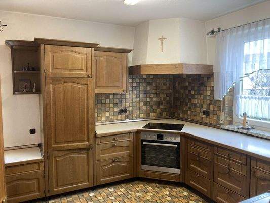 Große Küche mit Essbereich