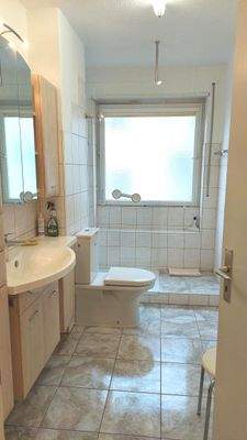 Tageslichtbadezimmer mit großer Dusche