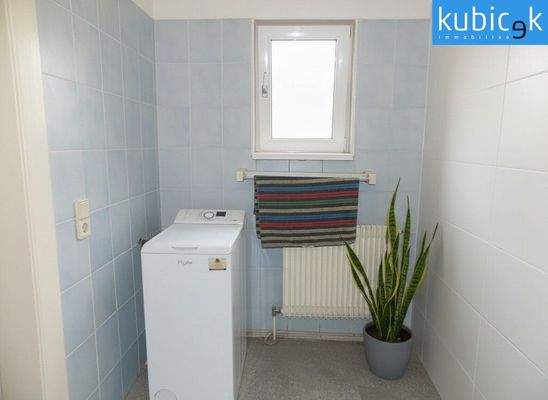 Badezimmer mit Waschmaschine