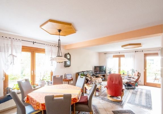 Wohn- / Esszimmer mit Zugang zum Garten