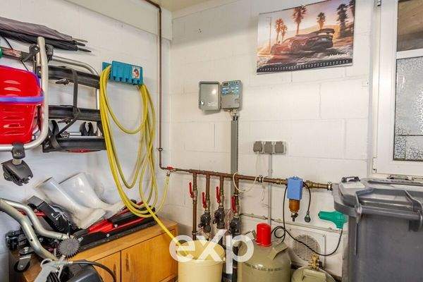 Große massive Garage mit Kunststoffverkleidung