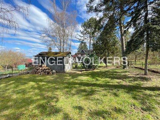 Gartenbereich mit altem Schuppen