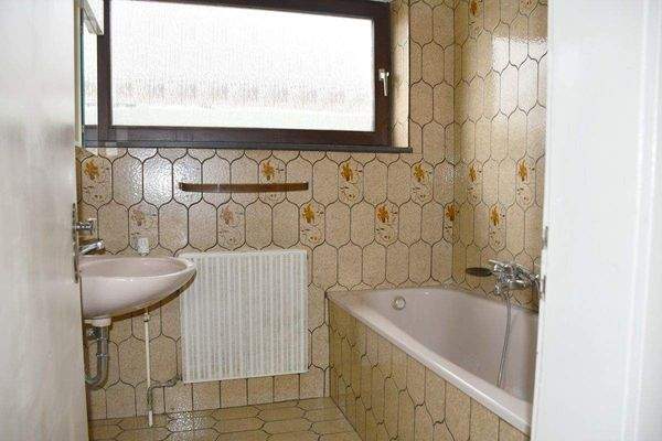 14 Wohnung Erdgeschoss - Tageslichtbad.JPG