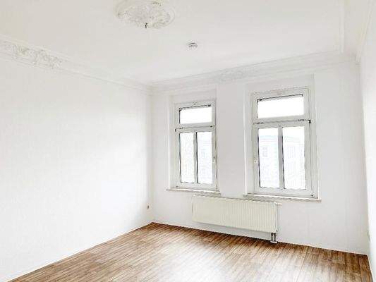 Wohnzimmer mit Stuckdecke