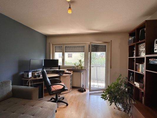 Wohnzimmer mit Balkon