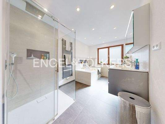 Bodengleiche Dusche im großen Hauptbad