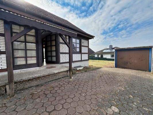 Hausansicht mit Garage