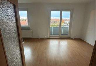 Helles Wohnzimmer mit Balkon