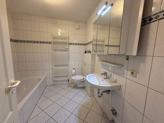 Badezimmer mit Badewanne.jpeg