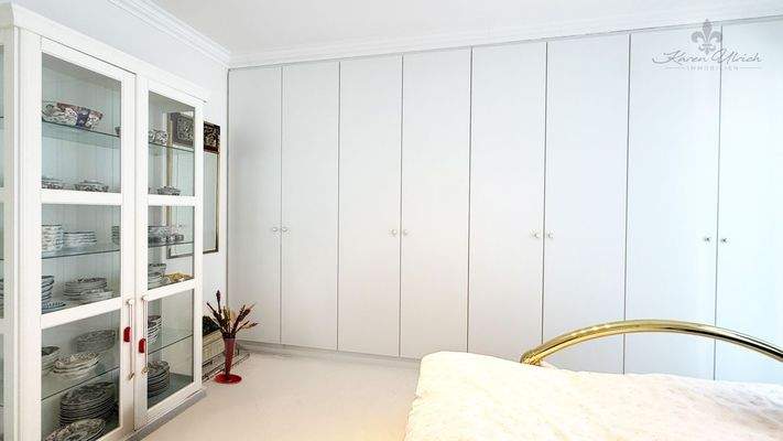 Gästezimmer mit großem Einbauschrank