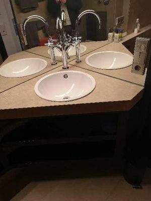 Waschtisch mit großem Spiegel