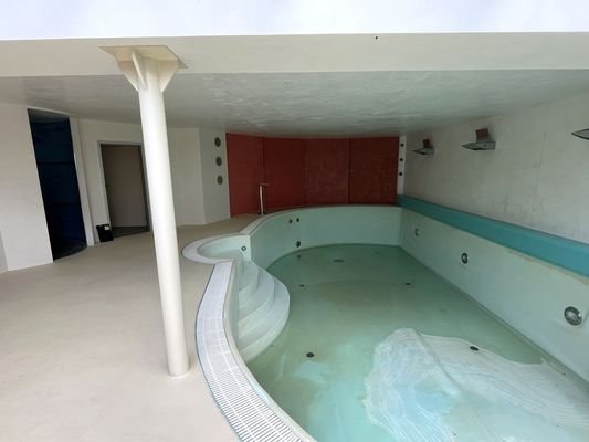 großer Pool mit Nasszelle