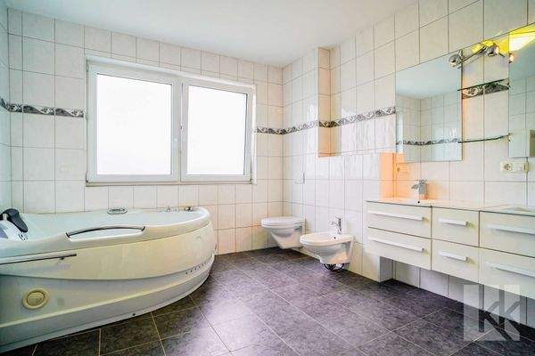 Badzimmer im OG mit Eckwhirlpool und...