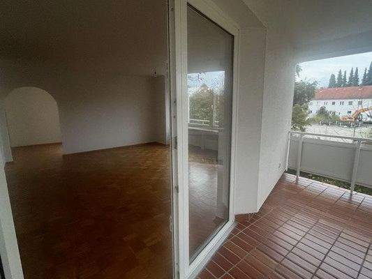 Blick vom Balkon ins Wohnzimmer