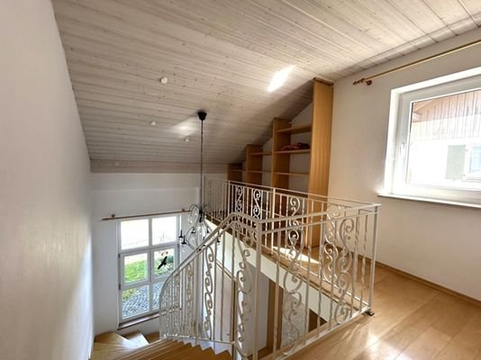  Treppenaufgang mit kleiner Galerie