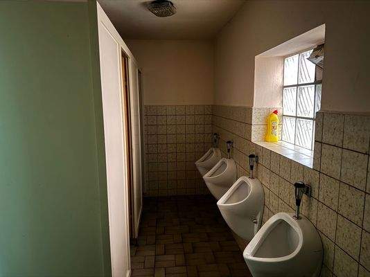 Herrentoiletten Saal