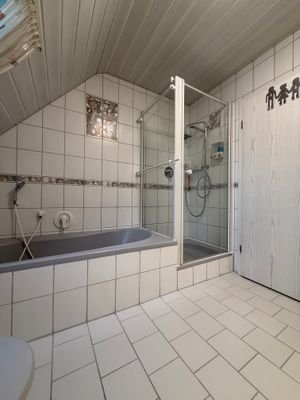 Badezimmer mit Dusche und Badewanne