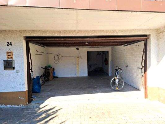 Große Doppelgarage mit Anbau und Durchgang zum Garten