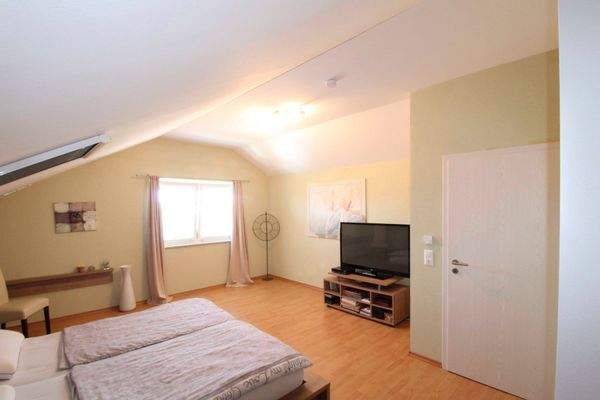 Schlafzimmer DG DHH rechts