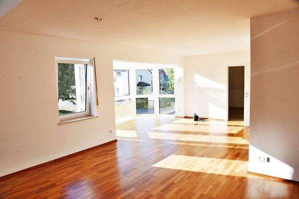 Wohnzimmer mit Glaserker in der Maisonette-Wohnung im OG und DG