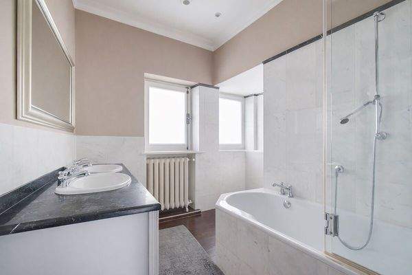 Hauptbadezimmer mit Badewanne und Dusche