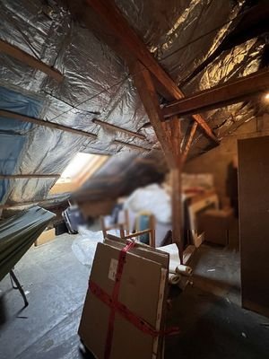 Abstellbereich im Speicher und großer Kellerraum