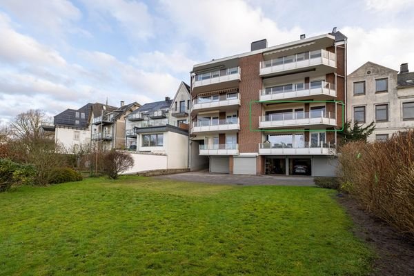 Blick auf das Haus von Garten