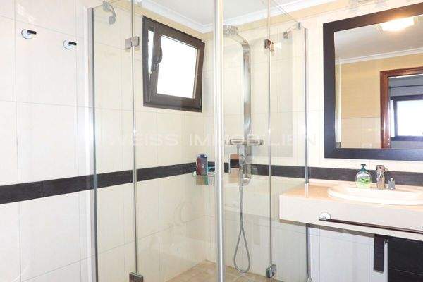 Badezimmer mit bequemer Duschkabine...