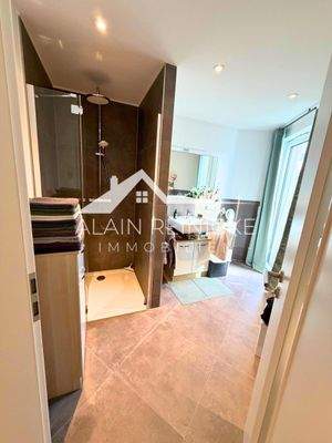 Bad mit großer Dusche