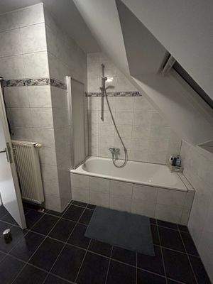 Badezimmer mit Badewanne