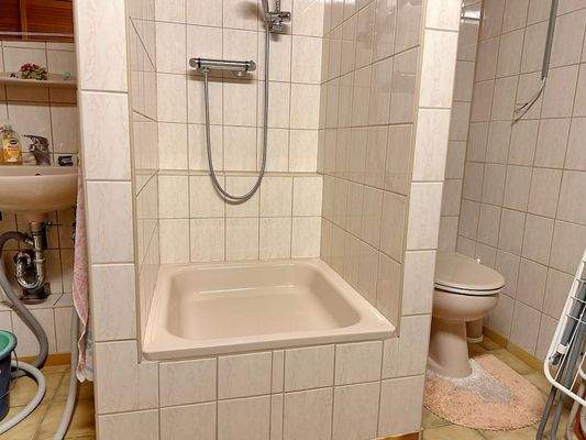 u. a. mit Dusche + WC im Hauswirtschaftsraum.