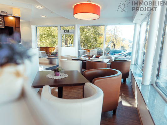 Café mit Südterrasse im EG