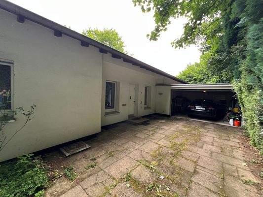 Eingangs- u. Garagenzufahrtsbereich