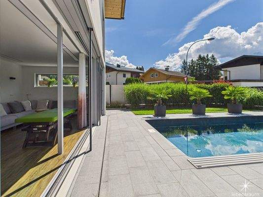 Terrasse und Poollandschaft.