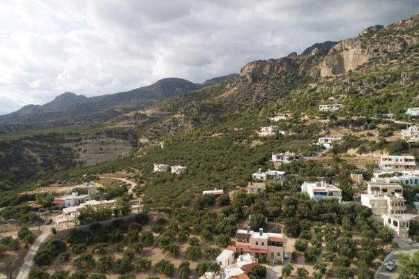 Betonskelett im Dorf am Meer, in der Nähe von Ierapetra
