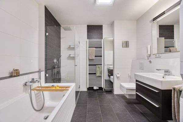 Modern ausgestattetes Bad mit klarer Raumaufteilung und hochwertiger Ausstattung